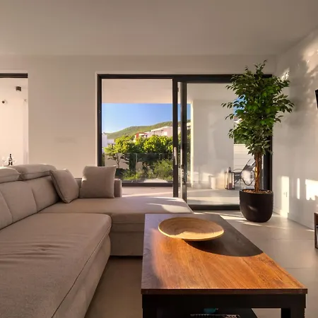 Luxurious Sea-view 3br With Private Pool-villa Quadris-crikvenica Appartamento