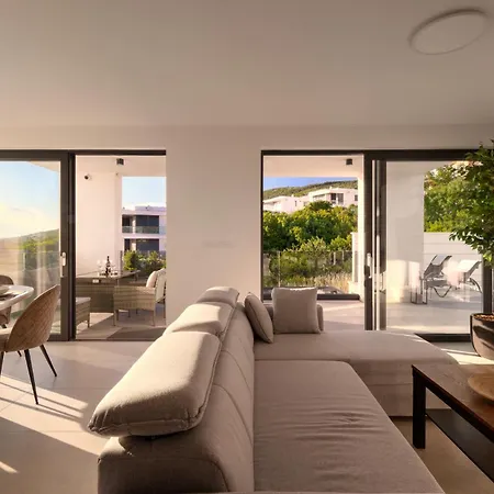 Luxurious Sea-view 3br With Private Pool-villa Quadris-crikvenica Appartamento
